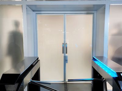 Алюминиевые двери в проем