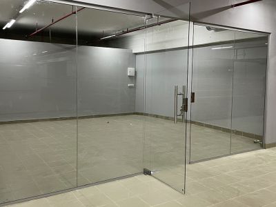 Маятниковые цельностеклянные двери Ultra slim